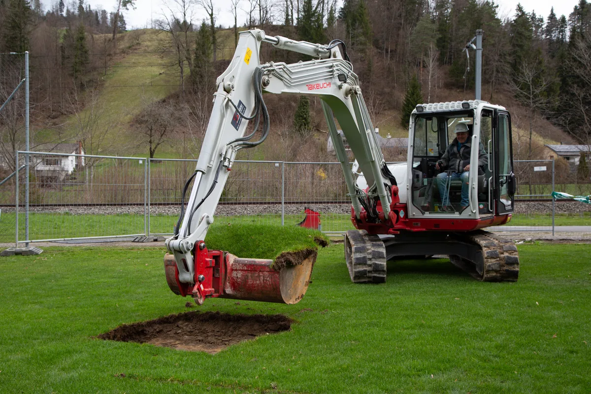 Spatenstich zum Bau der neuen Mädchengarderobe des FCB